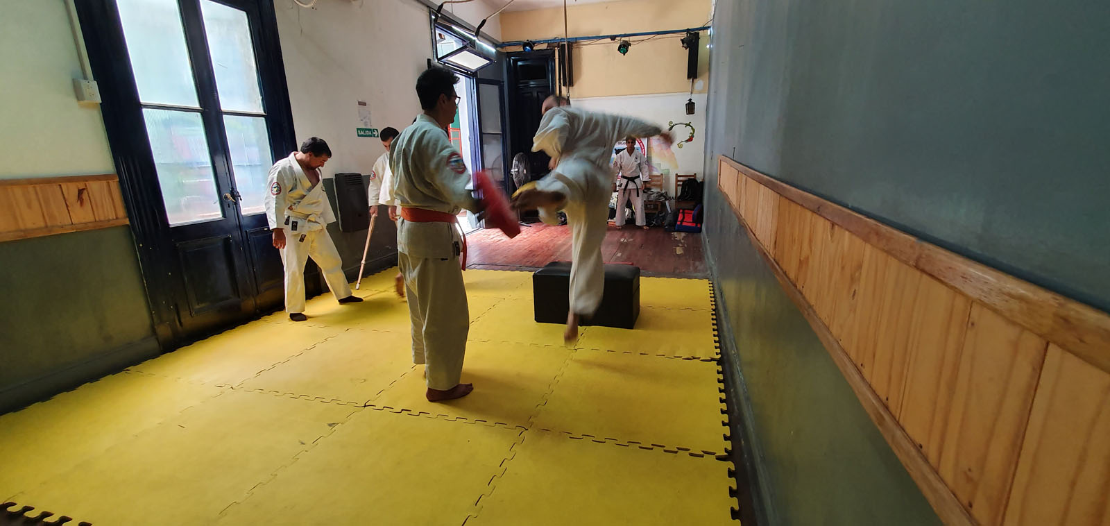 Seminario de patadas voladoras en Kyuuukyoku Ken Dojo